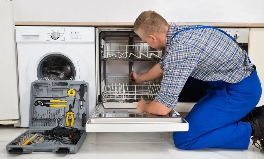 Kaynaşlı Daikin servisi teknisyen ekibi beyaz eşya tamiri yaparken